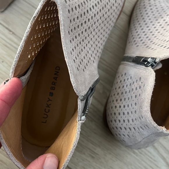 Lucky brand low beige booties 10M - Picture 5 of 6